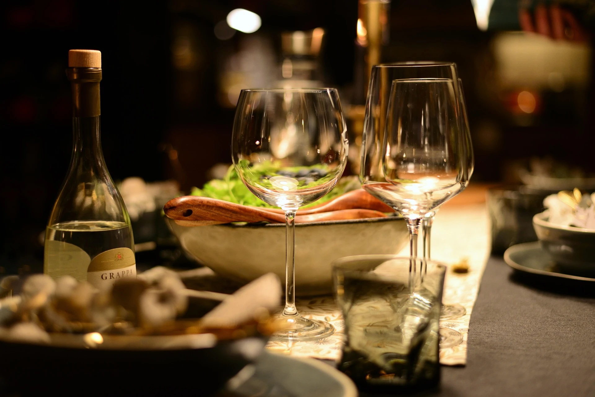 Table joliment dressée pour recevoir des amis, ambiance conviviale et chaleureuse autour d’un repas à la française.
