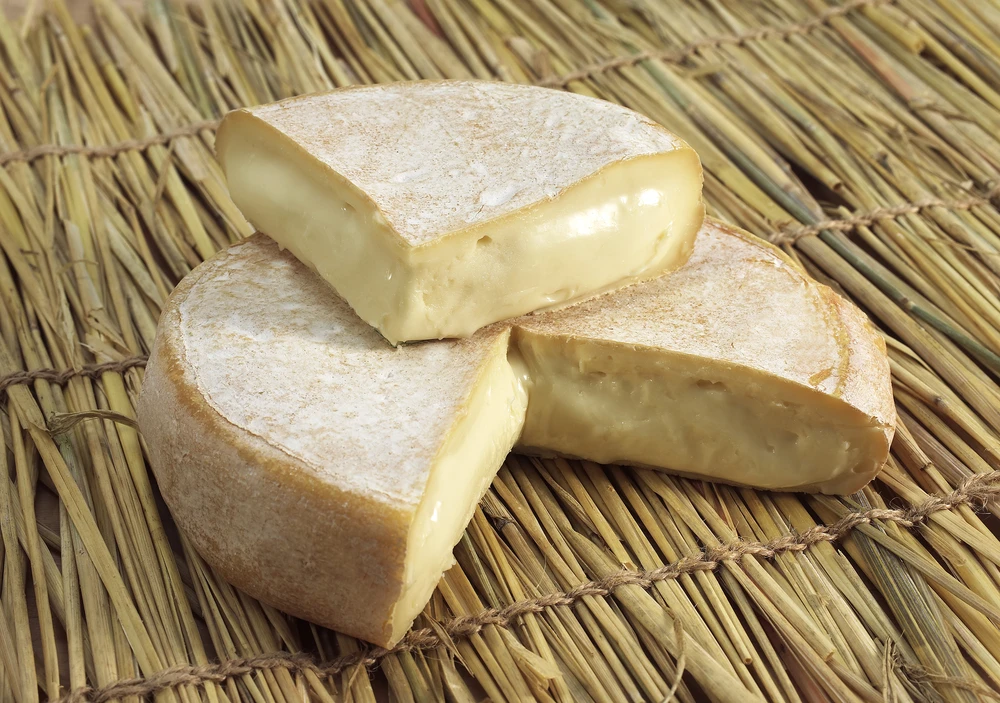 Reblochon fondant, fromage savoyard à pâte douce et croûte lavée, ingrédient incontournable de la tartiflette et des spécialités montagnardes.