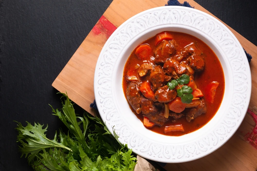 Un plat de veau marengo / photo par TYSB/shutterstock